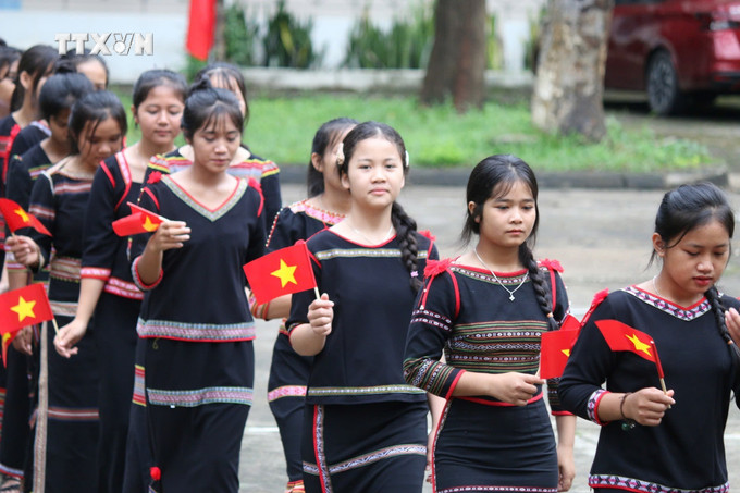 Trang phục truyền thống của người Bahnar tại tỉnh Kon Tum thường được thế hệ trẻ mặc vào những dịp đặc biệt như lễ hội hoặc trong trường học. Ảnh: Khoa Chương - TTXVN vna_potal_van_hoa_soi_duong_giu_gin_van_hoa_det_tho_cam_cua_nguoi_bahnar_o_tay_nguyen_7674981.jpg