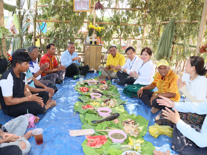 Cá sau khi bắt được người dân chế biến thành những món ăn truyền thống và cùng nhau thưởng thức. Ảnh: K GỬIH – TTXVN vna_potal_van_hoa_soi_duong_dac_sac_le_hoi_pha_bau_cua_dong_bao_khmer_o_binh_phuoc___7275517.jpg