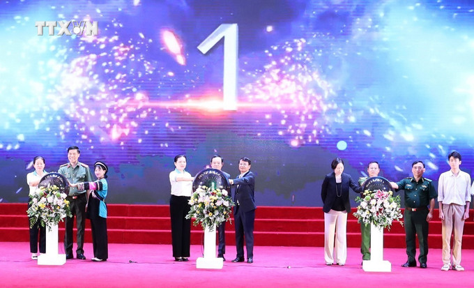 Phát động hưởng ứng “Ngày thế giới phòng, chống mua bán người” và “Ngày toàn dân phòng, chống mua bán người 30/7”. Ảnh: TTXVN phát vna_potal_khong_de_tre_em_nao_bi_bo_lai_phia_sau_trong_cuoc_chien_phong_chong_mua_ban_nguoi_7510874.jpg