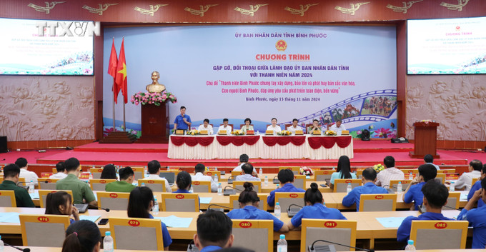 Quang cảnh chương trình gặp gỡ, đối thoại giữa lãnh đạo UBND tỉnh Bình Phước với thanh niên năm 2024. Ảnh: Nhật Bình - TTXVN vna_potal_thanh_nien_binh_phuoc_quan_tam_den_bao_ton_va_phat_huy_ban_sac_van_hoa_dan_toc_7706367.jpg
