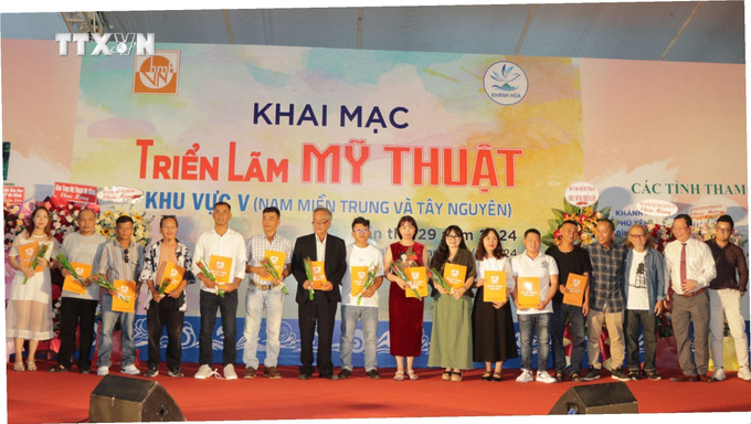 Trao giải thưởng cho các tác giả. Ảnh Đặng Tuấn -TTXVN vna_potal_trien_lam_my_thuat_mien_trung_va_tay_nguyen_7546033.jpg
