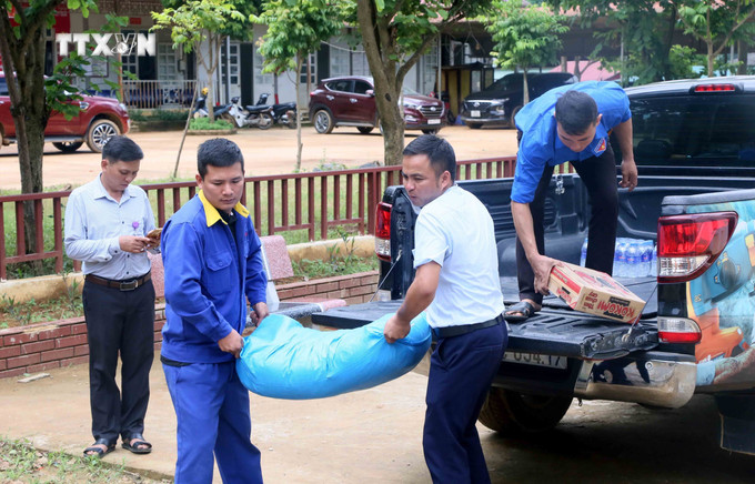 Vận chuyển hàng hóa, nhu yếu phẩm hỗ trợ nhân dân xã Bản Lầm, huyện Thuận Châu. Ảnh: Quang Quyết – TTXVN vna_potal_tich_cuc_trien_khai_cong_tac_khac_phuc_hau_qua_mua_lu_tai_son_la_7545933.jpg