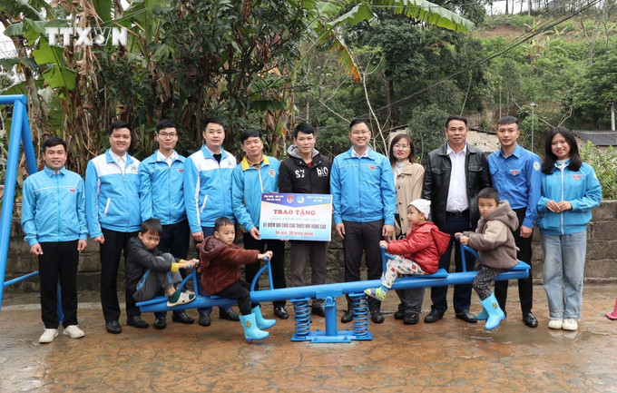 Trao tặng và khánh thành Công trình Điểm vui chơi cho thiếu nhi thôn Bản Ranh, xã Xuất Lễ với dụng cụ thể dục thể thao, trị giá 30 triệu đồng. Ảnh: Anh Tuấn – TTXVN vna_potal_lang_son_chuong_trinh_“thang_ba_bien_gioi”_nam_2024__7265734.jpg