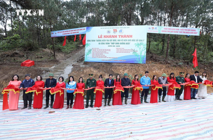 Cắt băng Khánh thành công trình “Thắp sáng đường biên” và công trình “đường kiểm tra cột mốc, bảo vệ biên giới số 1206/1”. Ảnh: Anh Tuấn – TTXVN vna_potal_lang_son_chuong_trinh_“thang_ba_bien_gioi”_nam_2024__7265723.jpg