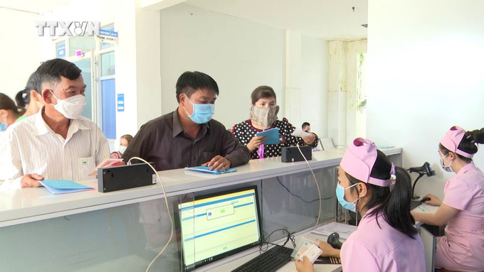 Người dân Gia Lai sử dụng thẻ Bảo hiểm y tế khám chữa bệnh. Ảnh: TTXVN vna_potal_gia_lai_don_doc_trien_khai_chinh_sach_bao_hiem_y_te_moi_7131130.jpg