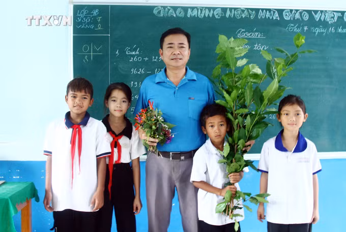 vna_potal_quang_binh_thay_giao_gan_30_nam_gan_bo_voi_hoc_sinh_toc_chut_7710361.jpg