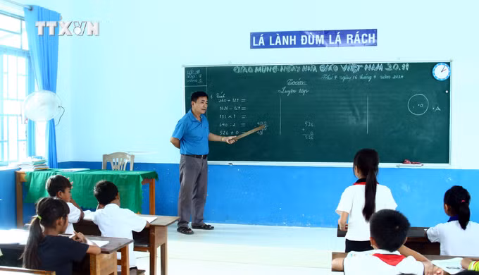 vna_potal_quang_binh_thay_giao_gan_30_nam_gan_bo_voi_hoc_sinh_toc_chut_7710370.jpg