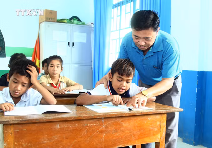 vna_potal_quang_binh_thay_giao_gan_30_nam_gan_bo_voi_hoc_sinh_dan_toc_chut_7710467.jpg