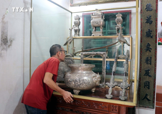Những hiện vật cổ của làng nghề chạm bạc Đồng Xâm. Ảnh: Vũ Quang - TTXVN vna_potal_thai_binh_doc_dao_le_hoi_dong_xam_7365733.jpg
