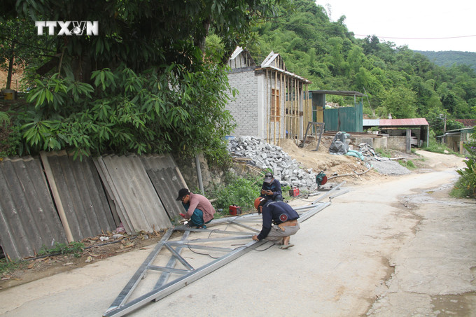 Do chờ đợi tái định cư quá lâu, một số hộ dân tại bản Hoà Sơn, xã Tà Cạ (Kỳ Sơn, Nghệ An) đã xây dựng nhà kiên cố ngay cạnh khu vực có nguy cơ sạt lở. Ảnh: Văn Tý - TTXVN vna_potal_can_som_“an_cu”_cho_dong_bao_lu_quet_ky_son_nghe_an_7668655 (1).jpg