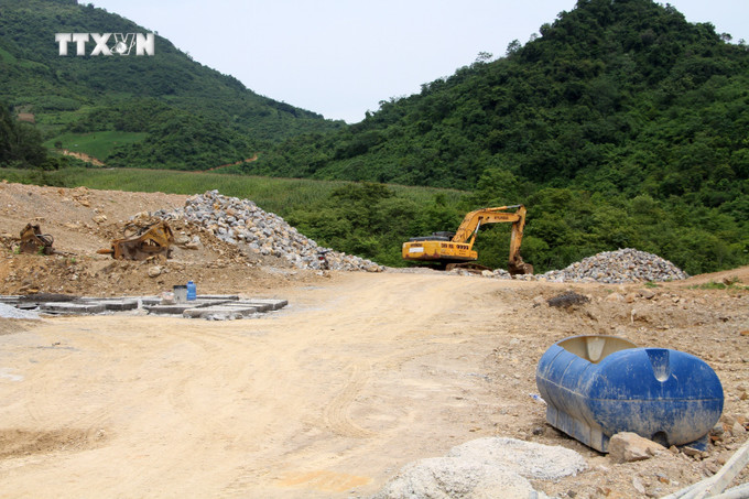 Khu tái định cư phía sau Trung tâm Giáo dục nghề nghiệp và Giáo dục thường xuyên huyện Kỳ Sơn với diện tích khoảng 3,9ha đang được gấp rút hoàn thành vào cuối năm nay cho hơn 50 hộ dân. Ảnh: Văn Tý - TTXVN vna_potal_can_som_“an_cu”_cho_dong_bao_bi_lu_quet_ky_son_nghe_an_7668654.jpg