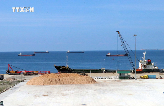 Cảng tổng hợp Cà Ná (huyện Thuận Nam) tiếp đón nhiều tàu trọng tải lớn vào cập bến bốc dỡ, vận chuyển hàng hóa. Ảnh: Công Thử - TTXVN vna_potal_ninh_thuan_phat_trien_huyen_thuan_nam_thanh_vung_kinh_te_trong_diem_phia_nam_7623895.jpg