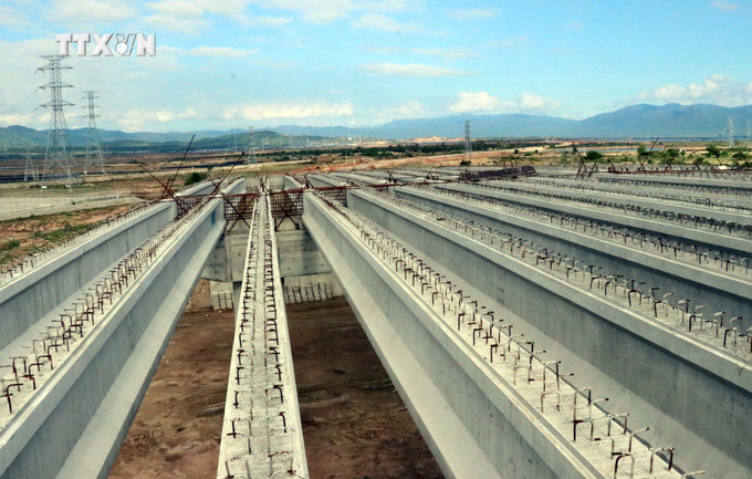 Đúc dầm cầu vượt qua đường sắt Bắc-Nam để nối tuyến giao thông cao tốc với Quốc lộ 1A vào cảng tổng hợp Cà Ná. Ảnh: Công Thử - TTXVN vna_potal_ninh_thuan_phat_trien_huyen_thuan_nam_thanh_vung_kinh_te_trong_diem_phia_nam_7623889.jpg
