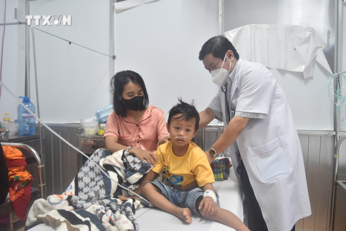 Bác sỹ khám bệnh cho bệnh nhi bị bệnh sởi. Ảnh: Nguyên Dung – TTXVN vna_potal_dak_lak_nguy_co_benh_soi_dien_bien_phuc_tap__7606800.jpg