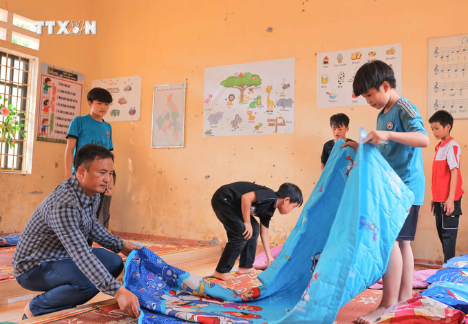 Tại điểm trường chính, trẻ em thôn Làng Nủ luôn nhận được sự quan tâm của giáo viên, nhân viên nhà trường. Ảnh: Hoàng Hiếu - TTXVN vna_potal_hoc_sinh_lang_nu_tro_lai_truong_sau_con_lu_du_7605797 (1).jpg
