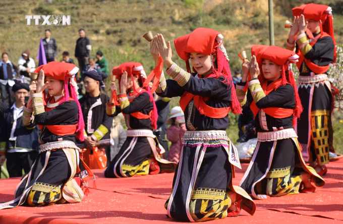 vna_potal_van_hoa_soi_duong_dac_sac_le_hoi_put_tong_va_qua_tang_lao_cai_7231022.jpg
