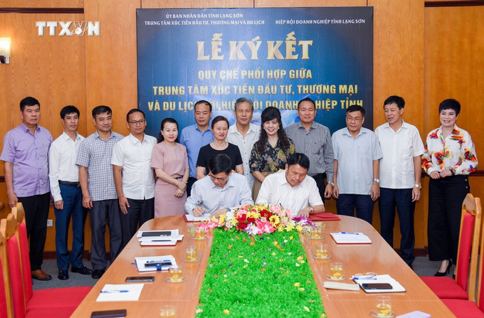 Giám đốc Trung tâm Xúc tiến Đầu tư, Thương mại và Du Lịch tỉnh Lạng Sơn Hoàng Xuân Thuận (bên trái) và Chủ tịch Hiệp hội Doanh nghiệp tỉnh Lạng Sơn Hồ Phi Dũng ký kết quy chế phối hợp. Ảnh: Anh Tuấn - TTXVNQuang cảnh lễ ký kết. Ảnh: Anh Tuấn - TTXVN vna_potal_ky_ket_quy_che_phoi_hop_ho_tro_phat_trien_doanh_nghiep_tinh_lang_son_7446396.jpg