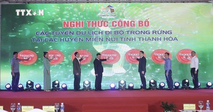 Khai trương các tuyến du lịch đi bộ trong rừng tại các huyện miền núi Thanh Hoá. Ảnh: Hoa Mai - TTXVN vna_potal_thanh_hoa_cong_bo_12_tuyen_du_lich_di_bo_trong_rung_trekking_tuor_7744117.jpg
