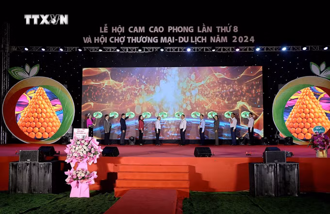 vna_potal_khai_mac_le_hoi_cam_cao_phong_va_hoi_cho_thuong_mai_-_du_lich_tinh_hoa_binh__7743542.jpg