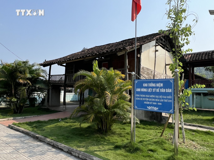 Ngôi nhà của Anh hùng Bế Văn Đàn được phục dựng nằm trong cụm Di tích lịch sử địa điểm lưu niệm Anh hùng Liệt sỹ Bế Văn Đàn. Ảnh: Chu Hiệu - TTXVN vna_potal_di_tich_lich_su_dia_diem_luu_niem_anh_hung_liet_sy_be_van_dan_cao_bang_7343633.jpeg