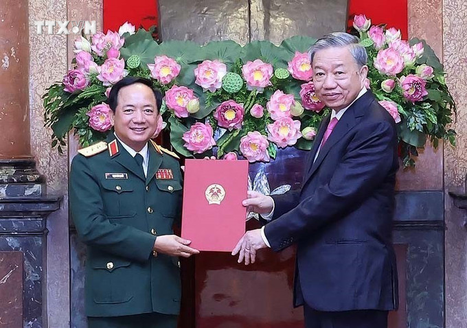 Chủ tịch nước Tô Lâm trao Quyết định bổ nhiệm chức vụ Chủ nhiệm Tổng cục Chính trị Quân đội nhân dân Việt Nam cho Thượng tướng Trịnh Văn Quyết. Ảnh: Nhan Sáng-TTXVN vna_potal_chu_tich_nuoc_trao_quyet_dinh_bo_nhiem_chuc_vu_chu_nhiem_tong_cuc_chinh_tri_qdnd_cho_thuong_tuong_trinh_van_quyet_7409680.jpg