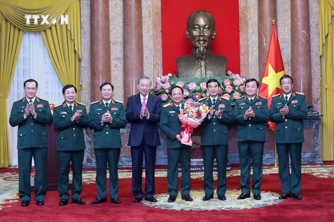 Chủ tịch nước Tô Lâm và các đồng chí trong Quân uỷ Trung ương - Bộ Quốc phòng chúc mừng Thượng tướng Trịnh Văn Quyết. Ảnh: Nhan Sáng-TTXVN vna_potal_chu_tich_nuoc_trao_quyet_dinh_bo_nhiem_chuc_vu_chu_nhiem_tong_cuc_chinh_tri_qdnd_cho_thuong_tuong_trinh_van_quyet_7409692.jpg