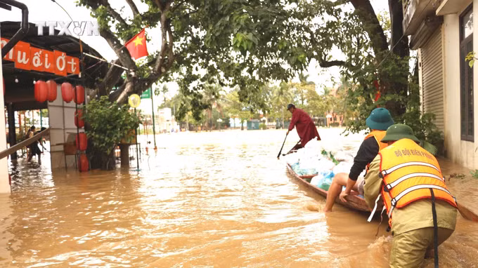 vna_potal_bo_doi_bien_phong_quang_binh_ho_tro_nguoi_dan_trong_vung_ngap_lut_7681620.jpg
