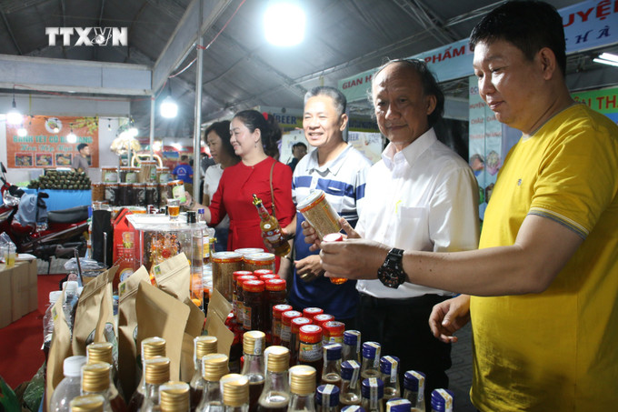 Người dân tham quan mua sắm tại các gian hàng trưng bày sản phẩm tiêu biểu, sản phẩm OCOP của Bến Tre. Ảnh: Chương Đài - TTXVN vna_potal_khai_mac_hoi_cho_cong_nghiep_-_thuong_mai_va_am_thuc_xuan_giap_thin_nam_2024_7194723.jpg