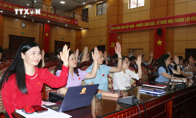 Các đại biểu HĐND tỉnh Bắc Kạn biểu quyết thông qua Nghị quyết kỳ họp. Ảnh: Nguyễn Công Hải - TTXVN vna_potal_xay_dap_ke_gan_700_ty_dong_o_vung_dau_nguon_song_cau_7330426.jpg
