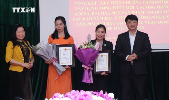 UBND tỉnh Bắc Kạn trao giấy chứng nhận 4 sản phẩm OCOP đạt 4 sao cho Công ty Cổ phần Công nghệ dược liệu Bắc Hà và Hợp tác xã Yến Dương. Ảnh: Nguyễn Công Hải - TTXVN vna_potal_bac_kan_phat_trien_it_nhat_20_san_pham_ocop_moi_nam_2024_194443649_7267763.jpg
