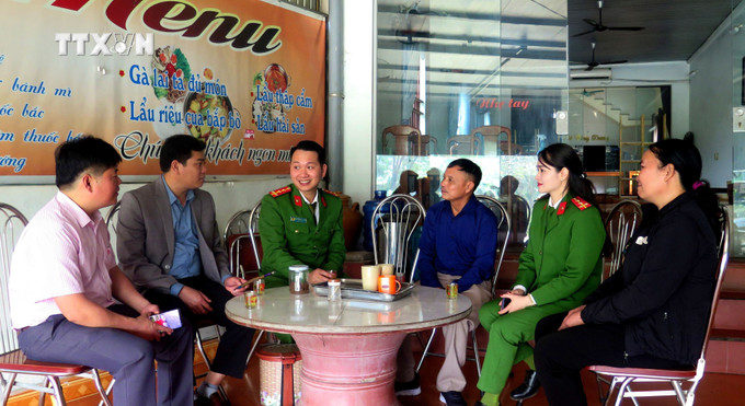 Cán bộ NHCSXH, đại diện Công an huyện Sơm Dương và chính quyền địa phương làm việc với gia đình ông Nguyễn Văn Thành (thứ 3 từ phải qua) tại thôn Đất Đỏ, xã Vĩnh Lợi, huyện sơn Dương. Ảnh: Hoàng Hải - TTXVN vna_potal_nguon_von_chinh_sach_xa_hoi_ho_tro_nguoi_lam_lo_lam_lai_cuoc_doi_7267129.jpg