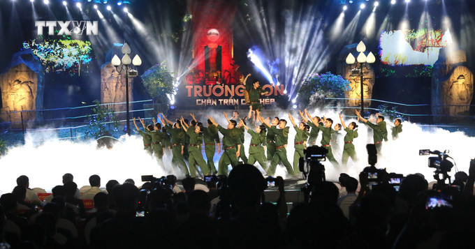 Chương trình nghệ thuật đặc biệt "Trường Sơn - Chân trần chí thép". Ảnh: Thanh Thuỷ-TTXVN vna_potal_chuong_trinh_nghe_thuat_dac_biet_“truong_son_-_chan_tran_chi_thep”_7384806.jpg