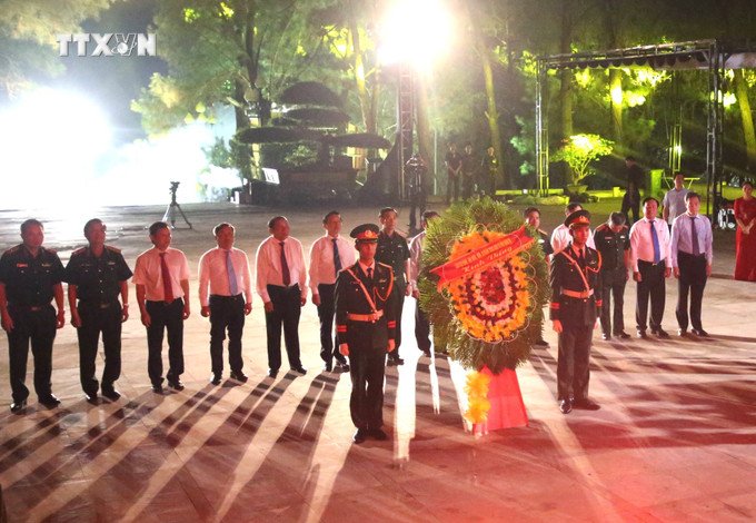Các đại biểu dâng hương, tưởng niệm tại Đài tưởng niệm Nghĩa trang Liệt sĩ Quốc gia Trường Sơn. Ảnh: Thanh Thuỷ-TTXVN vna_potal_hao_hung_chuong_trinh_nghe_thuat_dac_biet_“truong_son_-_chan_tran_chi_thep”_7384812.jpg