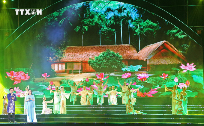 Chương trình nghệ thuật đặc biệt gồm 3 phần: Tháng Năm nhớ Bác; Hội làng bên sông Lam và Từ làng Sen đến Thành phố Hồ Chí Minh. Ảnh: Bích Huệ - TTXVN vna_potal_134_nam_ngay_sinh_chu_tich_ho_chi_minh_chuong_trinh_nghe_thuat_tu_lang_sen_den_tp_ho_chi_minh_7384773.jpg