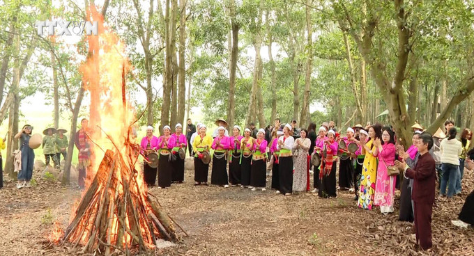 Du khách trải nghiệm không gian văn hóa đặc sắc, đậm chất văn hóa Mường khi tham gia "Mường tour - động Thiên Hà". Ảnh: Thùy Dung - TTXVN vna_potal_ninh_binh_khai_thac_van_hoa_dan_toc_muong_de_phat_trien_du_lich_7538707.jpg