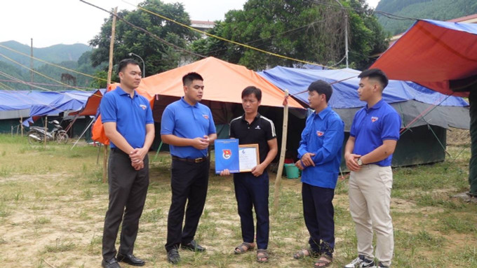 Đại diện Tỉnh đoàn Lào Cai được ủy quyền trao chứng nhận Thanh niên sống đẹp năm 2024 cho anh Ma Seo Chứ. Ảnh: laocai.org.vn giaithuongsongdep 4.jpg