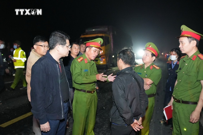 Phó Chủ tịch UBND tỉnh Thừa Thiên - Huế Hoàng Hải Minh (áo đen) kiểm tra hiện trường vụ tại nạn. Ảnh: TTXVN vna_potal_tai_nan_tren_cao_toc_cam_lo_-_la_son_lam_2_nguoi_tu_vong_7264347.jpg