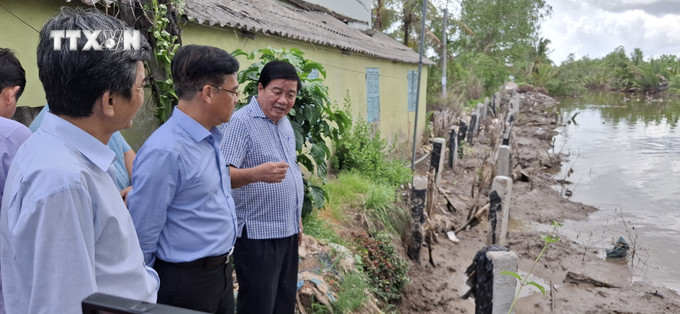 Đoàn công tác đến khảo sát hiện trường tại các điểm sạt lở Khu vực cầu Sư Son (xã Tân Phong). Ảnh: Tuấn Kiệt – TTXVN vna_potal_khan_truong_trien_khai_cac_giai_phap_bao_ve_cuoc_song_cua_nguoi_dan_ven_song_ca_mau_–_bac_lieu__7425207.jpg
