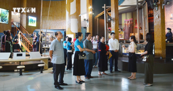 Các đại biểu tham quan Bảo tàng Văn hóa các dân tộc Việt Nam tại tỉnh Thái Nguyên. Ảnh: Thu Hằng-TTXVN vna_potal_hoi_thao_ve_bao_ton_va_phat_huy_cac_loai_hinh_nghe_thuat_bieu_dien_khu_vuc_viet_bac__7461943 (1).jpg