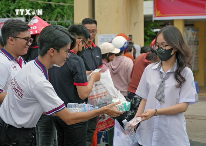 Hơn 680 lực lượng tình nguyện viên đã tích cực hỗ trợ thí sinh và người nhà thí sinh. Ảnh: Huỳnh Anh - TTXVN vna_potal_ky_thi_thpt_quoc_gia_2024_tai_ca_mau_dien_ra_an_toan_nghiem_tuc_7455434.jpg