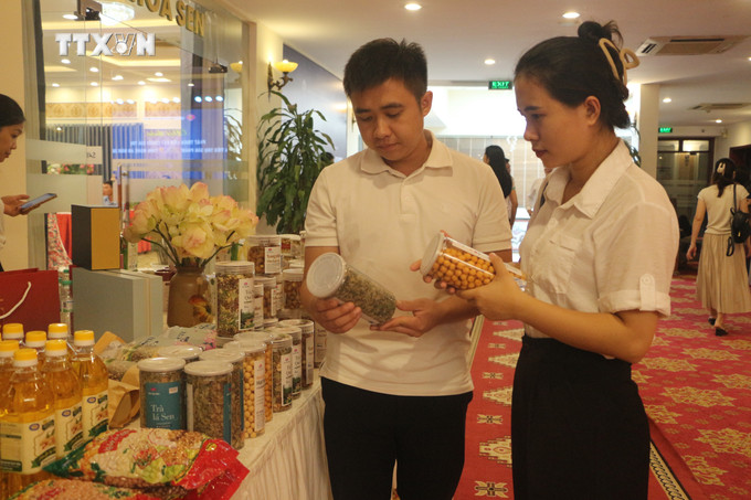 Nhiều doanh nghiệp, Hợp tác xã đã thực hiện tốt liên kết chuỗi từ khâu nguyên liệu đầu vào, tổ chức sản xuất đến tiêu thụ sản phẩm. Ảnh: Bích Huệ - TTXVN vna_potal_san_pham_ocop_-_chia_khoa_de_nghe_an_vuon_ra_thi_truong_quoc_te_7461387.jpg