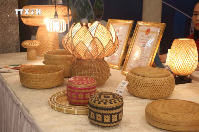 Nhiều sản phẩm mây tre đan của Công ty TNHH Đức Phong được xuất khẩu đến 34 nước trên thế giới. Ảnh: Bích Huệ - TTXVN vna_potal_san_pham_ocop_-_chia_khoa_de_nghe_an_vuon_ra_thi_truong_quoc_te_7461383.jpg
