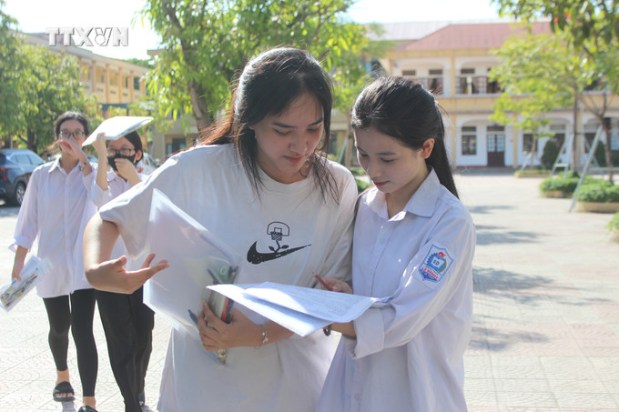 Thí sinh tại điểm thi trường THCS Nguyễn Du (thành phố Hà Tĩnh) trao đổi sau buổi thi cuối của kỳ thi tốt nghiệp THPT 2024. Ảnh: Hoàng Ngà - TTXVN vna_potal_ha_tinh_ket_thuc_ky_thi_tot_nghiep_thpt_2024_an_toan_nghiem_tuc_7455137.jpg