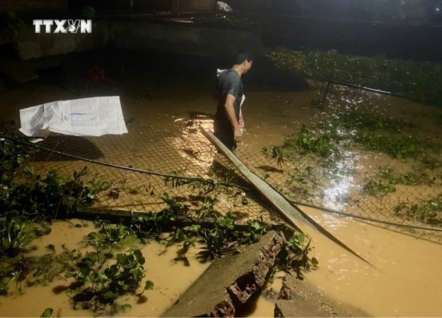 Mưa lũ trên địa bàn xã Cát Thịnh, huyện Văn Chấn nước dâng cao gây ngập úng nhiều khu vực. Ảnh: TTXVN phát vna_potal_yen_bai_mua_lon_keo_dai_gay_ngap_ung_nhieu_noi_o_xa_cat_thinh_7404356.jpg