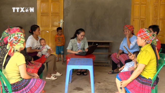 Chủ tịch Hội LHPN xã Sùng Thị Lử đang hướng dẫn, tuyên truyền Luật Hôn nhân và Gia đình cho phụ nữ xã Bản Công, huyện Trạm Tấu. Ảnh: TTXVN phát vna_potal_tao_nguon_can_bo_tre_co_so_o_vung_cao_tram_tau_yen_bai_7541058.jpg