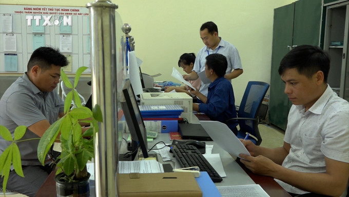 Bí thư Đảng ủy xã Hát Lừu Giàng A Tặng kiểm tra cán bộ một cửa thực hiện quy trình tiếp nhận và trả kết quả cho người dân. Ảnh: TTXVN phát vna_potal_tao_nguon_can_bo_tre_co_so_o_vung_cao_tram_tau_yen_bai_7541063.jpg