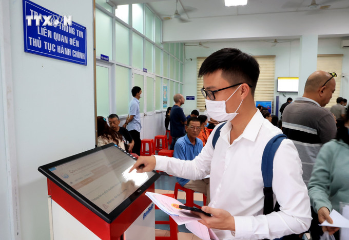 Người dân tra cứu thông tin liên quan đến thủ tục hành chính tại Trung tâm Hành chính công tỉnh Tây Ninh. Ảnh: Hồng Đạt - TTXVN vna_potal_tay_ninh_tap_trung_cai_thien_chi_so_cai_cach_hanh_chinh_giai_doan_2021_-_2025_7043653.jpg