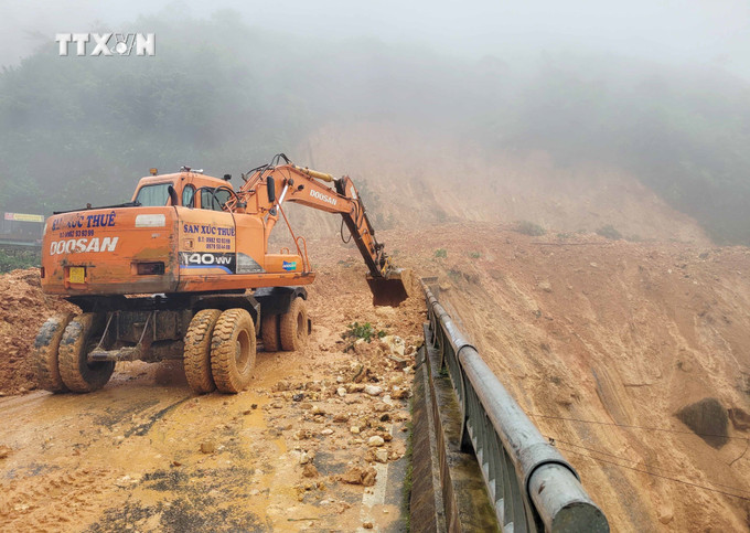 Hơn 10.000m3 đất sạt lở xuống quốc lộ 4D đoạn qua xã Sơn Bình, huyện Tam Đường khiến các phương tiện không thể di chuyển 2 chiều từ Lai Châu đi Sa Pa và ngược lạị. Ảnh: Nguyễn Oanh-TTXVN vna_potal_no_luc_dam_bao_thong_tuyen_tai_lai_chau_7582608.jpg