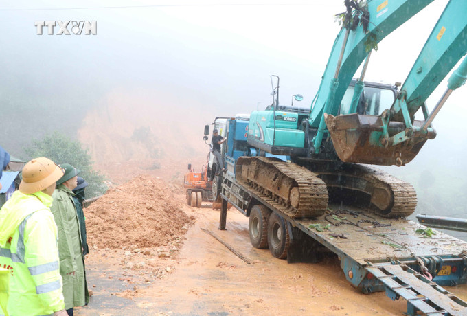 Sở Giao thông vận tải tỉnh Lai Châu huy động thêm nhân lực, máy móc để giải quyết điểm sạt lở tại quốc lộ 4D. Ảnh: Nguyễn Oanh-TTXVN vna_potal_no_luc_dam_bao_thong_tuyen_tai_lai_chau_7582610 (1).jpg