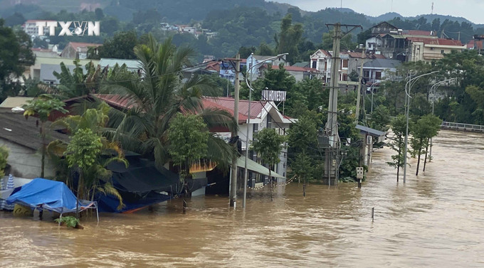 Nhiều ngôi nhà gần bờ sông ở khu vực thành phố Cao Bằng bị ngập sâu trong nước. Ảnh: Quốc Đạt - TTXVN vna_potal_thanh_pho_cao_bang_ngap_lut_nghiem_trong_sau_bao_so_3_7581916.jpg